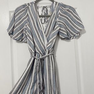 Cute beachy romper with a v neck and tie in back